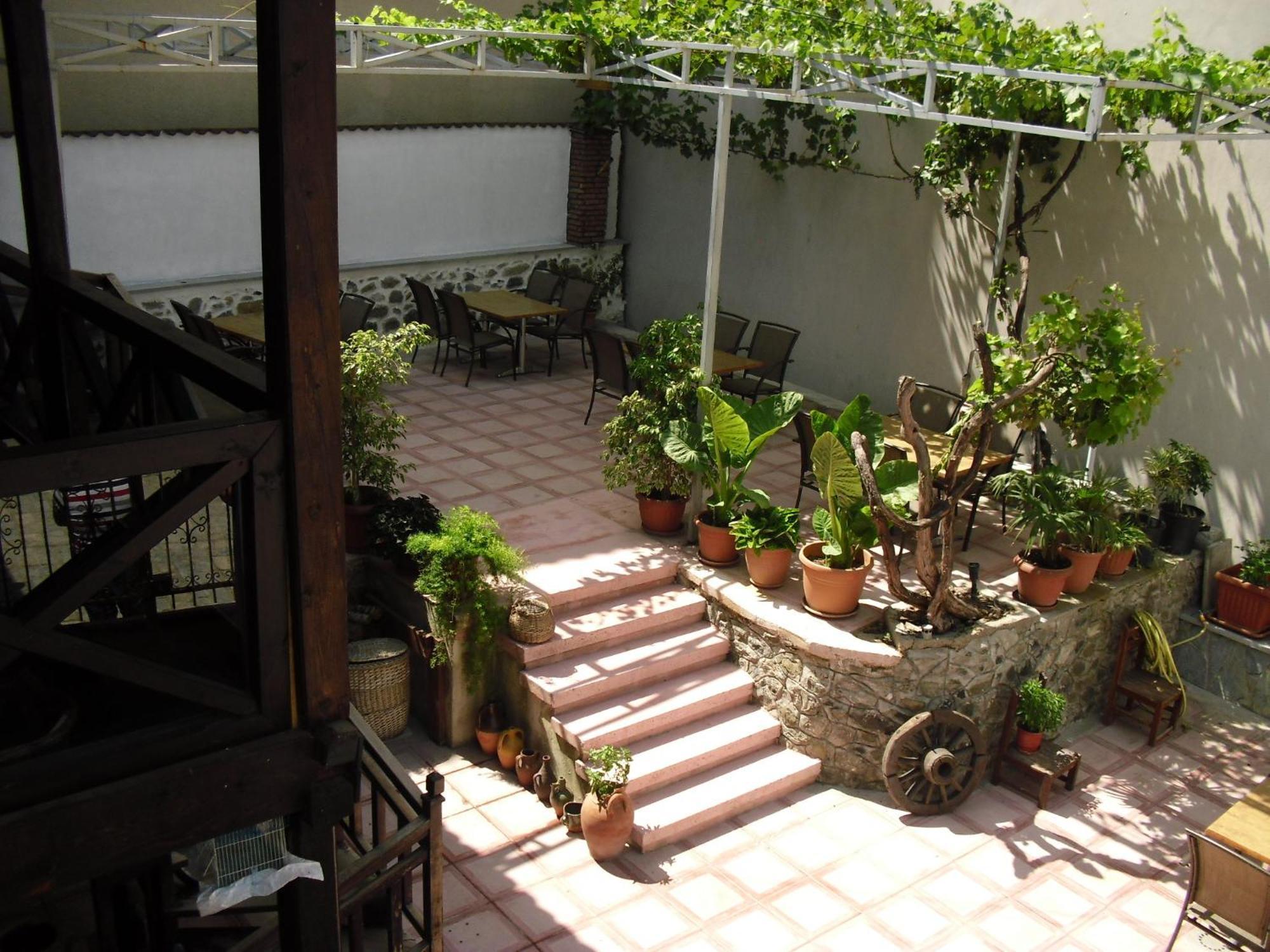 Guest House Bujtina Leon Κορυτσά Εξωτερικό φωτογραφία